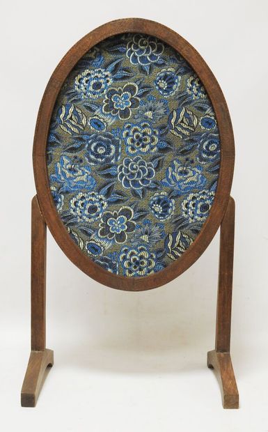 null Work of the 30s

Screen of ovoid form on natural wood structure. Blue fabric...