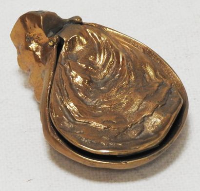 null Monique GERBER (XXth) attributed to

Small box in the shape of oyster in gilded...