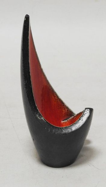 null Work of the 50's

In the taste of Gilbert VALENTIN 

Black and red enamelled...