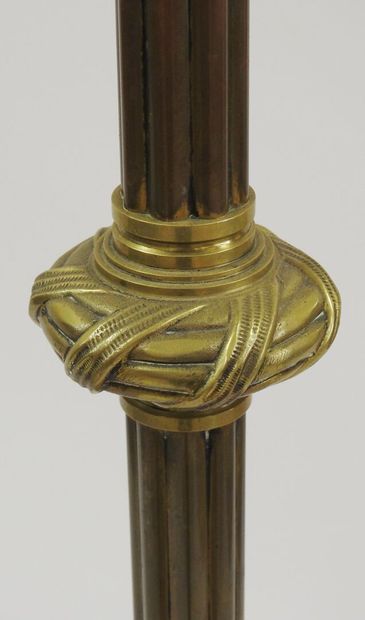 null Floor lamp in bronze with tripod foot in the neoclassical style with fluted...