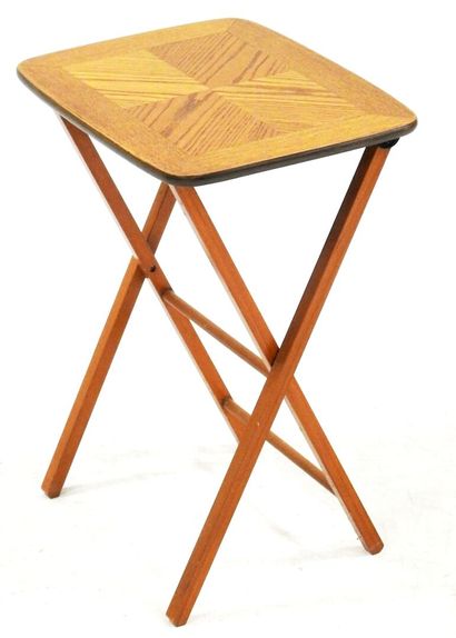 null Folding side table in oak, inlaid wood top.

66 x 37,5 x 47,5 cm.

Wear and...