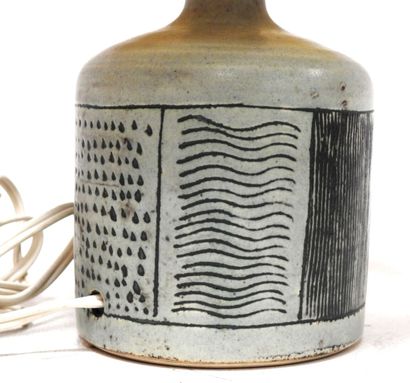 null Jacques BLIN (1920-1995)

Green earthenware lamp base with incised decoration...