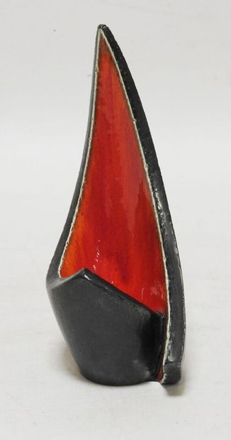 null Work of the 50's

In the taste of Gilbert VALENTIN 

Black and red enamelled...