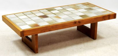 null REGAIN HOUSE

Rectangular coffee table, with a top composed of tiles in a shade...