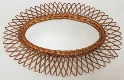 null Work of the 50s

Wall mirror of oval shape in rattan.

43,5 x 62,5 cm

Worn