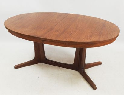 null BAUMANN

Table de salle à manger ovale à allonges centrales en bois verni reposant...