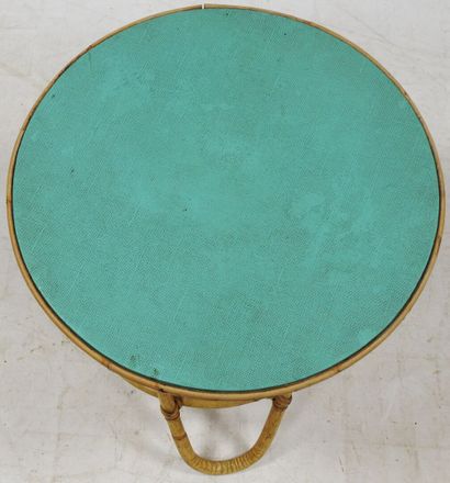 null Table basse à plateau circulaire recouvert d'un vinyle vert pâle reposant sur...