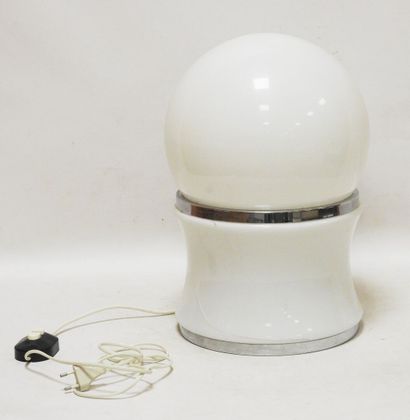 null Enrico TRONCONI (XXeme)

Lampe en verre opalin surmonté d'une sphère.

H.: 45...