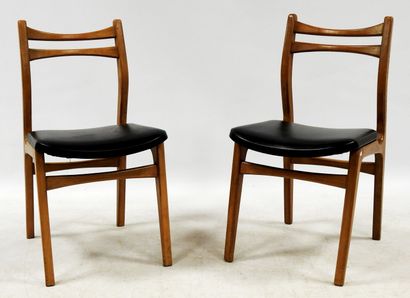 null Work of the 50s

Pair of chairs in natural wood, seat in black skai.

H.: 81...
