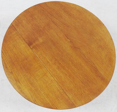 null Modern work

Low table with circular top in oak.

H.: 31 cm ; Diam.: 59,5 cm

Wear,...