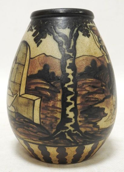 null CIBOURE

Vase en grès de forme ovoide à décor tournant d'une scêne basque.

Période...