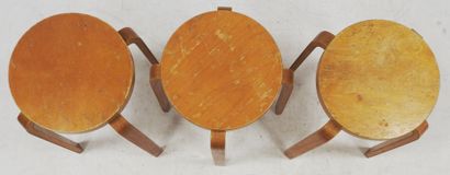 null Alvar AALTO (1898 - 1976), in the taste of 

Suite of three stools in thermoformed...