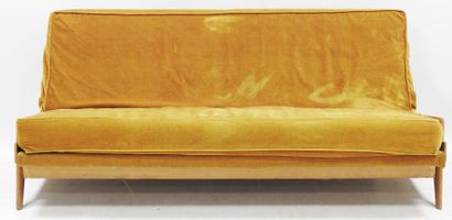 null Gérard GUERMONPREZ (born in 1933)

Sofa with seat and back in yellow fabric...