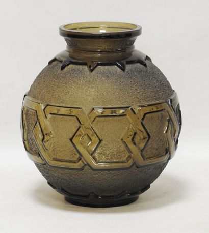 null DAUM - NANCY- FRANCE

Important vase of ball form out of moulded and pressed...