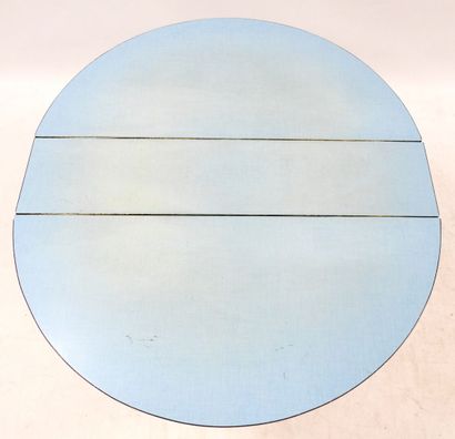null Table à plateau ovale amovible en formika bleu reposant sur un pietment architecturé...