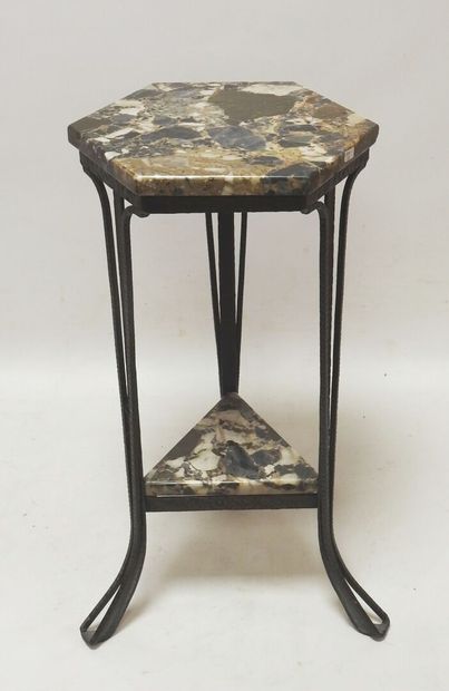 null Work of the 30's

Hexagonal marble top and wrought iron stand.

H.: 63 cm

...