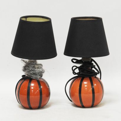 null Parisian work

Pair of lamps of ball form. Electrified

H. 17 cm.

Wear