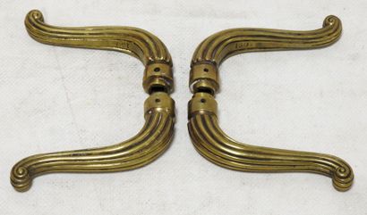 null Paul FOLLOT (1879-1933) 

Two pairs of brass door handles.

Marked RIV 30.

10...