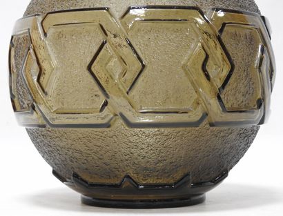 null DAUM - NANCY- FRANCE

Important vase of ball form out of moulded and pressed...