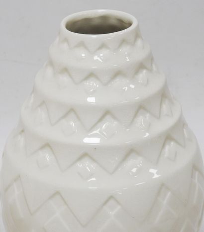 null Charles CATTEAU (1880-1966)

Paire de vases en faience craquelée forme n°1118.

H....