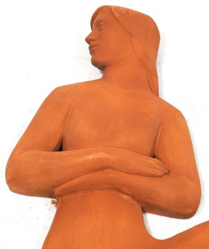 null Travail XXeme

Bas-relief en terre cuite illustrant un nu féminin les bras croisé.

98...