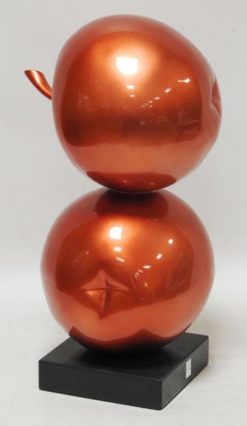 null Modern work

Composition in resin with two red apples resting on a quadrangular...