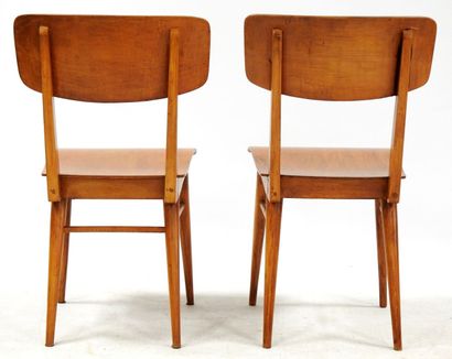 null Italian work of the 50s

Pair of chairs in natural wood, tapered legs.

H.:...