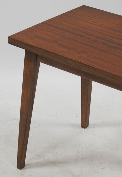 null Travail des années 50

Petite table d'appoint de forme rectangulaire en bois...