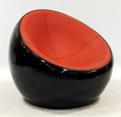 null Fauteuil dans le goût ATMO dans les teintes noires et rouges.

H.: 86 cm.

Accidents,...