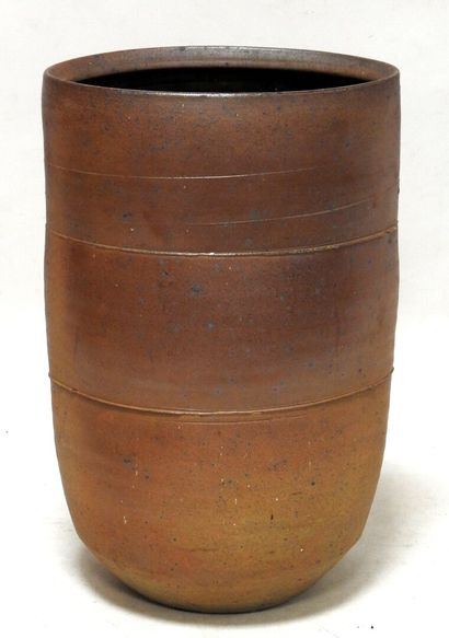 null Eric ASTOUL (né en 1954) 

Grand vase en grès à couverte brune et de forme légèrement...