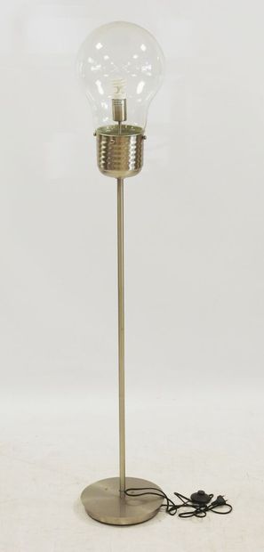 null Modern work

Floor lamp "bulb", structure in brushed aluminum.

Total height:...