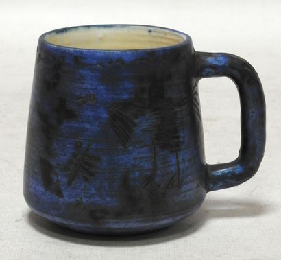 null Jacques BLIN (1920-1995)

Earthenware cup with cover with incised decoration...