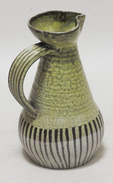 null Accolay in Yonne

Earthenware pitcher with Africanist decoration with brown...