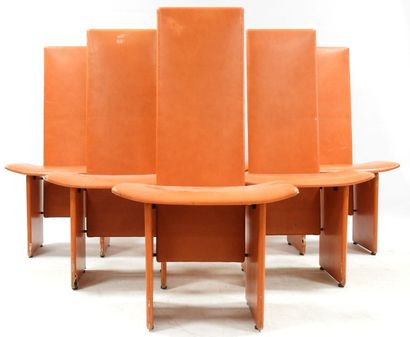 Travail moderne 
Suite de 12 chaises architecturées...