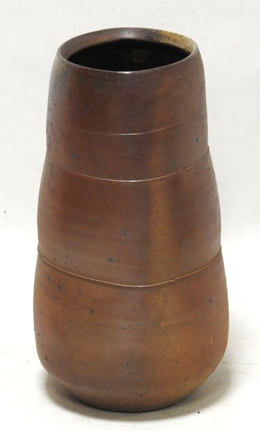 null Eric ASTOUL (born in 1954) 

Large stoneware vase with brown glaze and slightly...