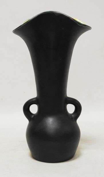 null Gabriel FOURMAINTRAUX (1886-1984) - DESVRES.

Vase à deux anses détachées et...