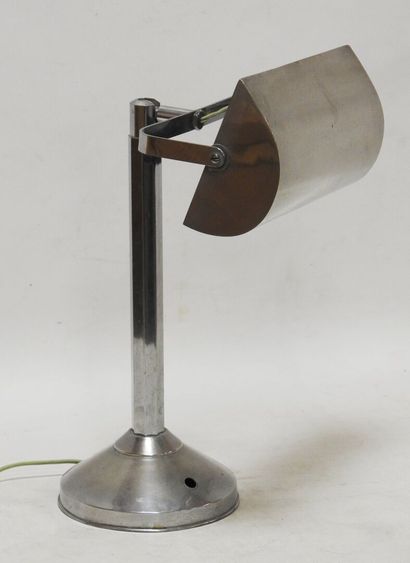 null Travail des années 40

Lampe de bureau en métal chromé, abat jour amovible.

H.:49...