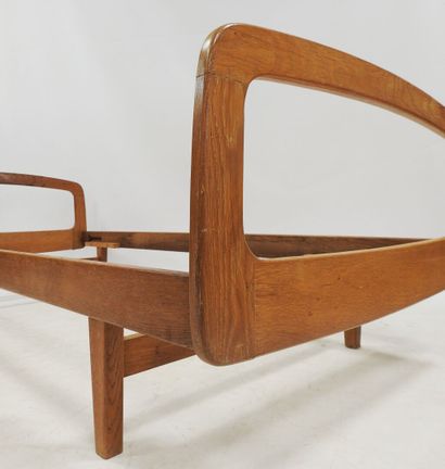 null Jacques HAUVILLE (born in 1922) 

Bed of rest structure in blond oak with head...