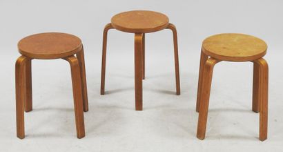 null Alvar AALTO (1898 - 1976), in the taste of 

Suite of three stools in thermoformed...