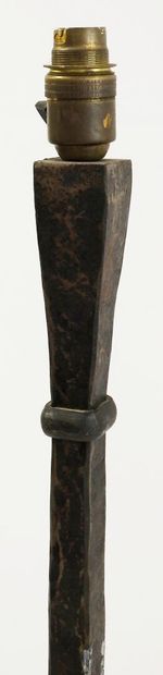 null Brutalist work

Foot of lamp with tapered shaft out of beaten iron with black...
