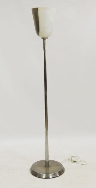 null Jean PERZEL (1892-1986)

Lampadaire modèle 88 en métal argenté et verre optique...