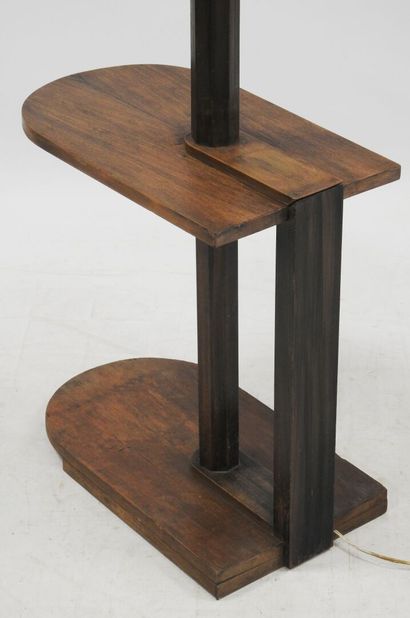 null André SORNAY ( 1902-2000) in the taste of 

Floor lamp with walnut veneer shelf....
