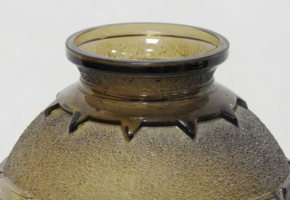 null DAUM - NANCY- FRANCE

Important vase de forme boule en verre moulé et pressé...