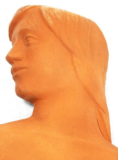 null Travail XXeme

Bas-relief en terre cuite illustrant un nu féminin les bras croisé.

98...