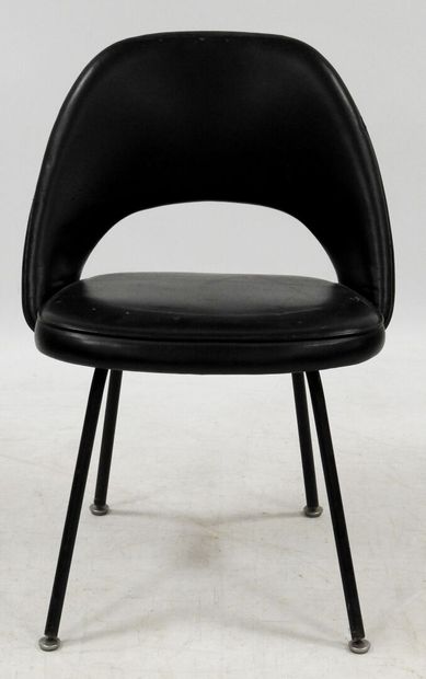null Eero Saarinen (1910-1961) pour KNOLL Editeur

Suite de 3 chaises modèle "Conférence".

H....