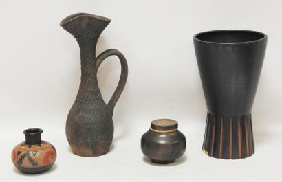 null Travail des années 60-70

Lot en céramique comprenant un vase Arts-ceram, une...