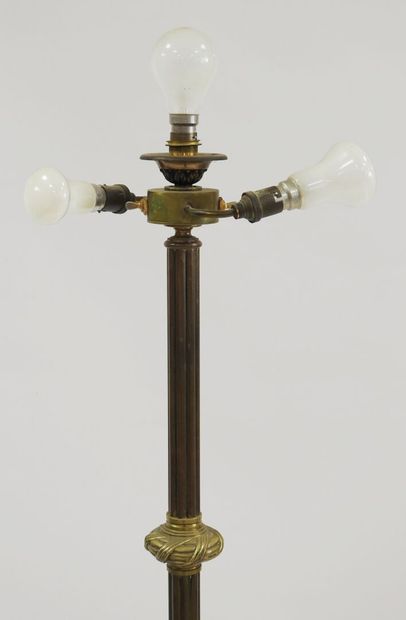 null Floor lamp in bronze with tripod foot in the neoclassical style with fluted...