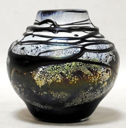 null François LE LONQUER (1945-1991)

Vase en verre soufflé de forme ovoide à décor...