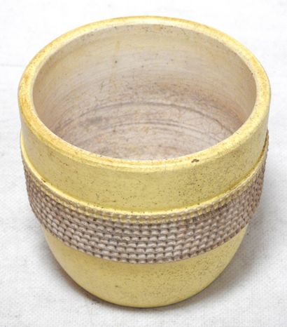 null Pol CHAMBOST (1906-1983)

Pot couvert en faience décor 238 sur émail jaune argrémenté...