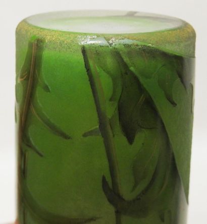 null DAUM- NANCY

Vase en verre à col trilobé dans les teintes verte et oranges à...